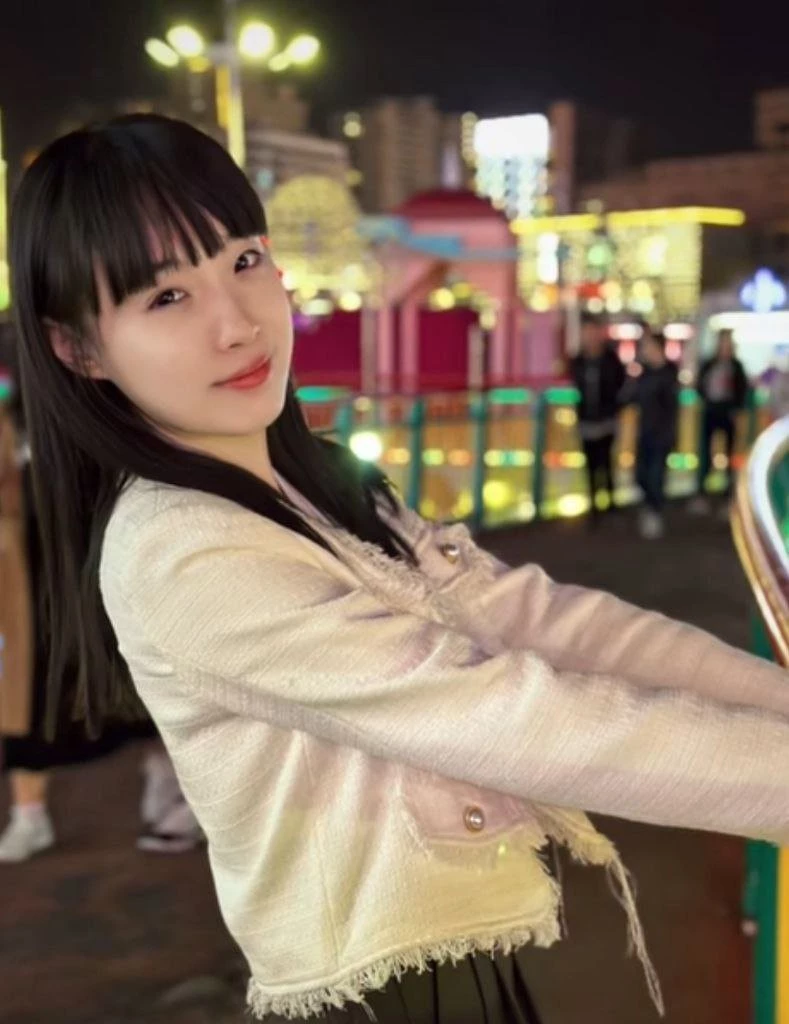 爱户外露出的小美女 [50P]