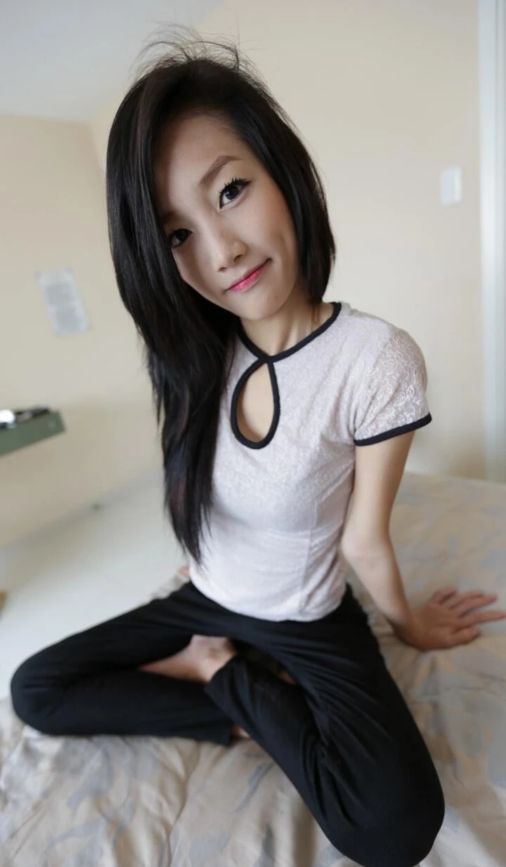 妹子是瘦了点，身材比较匀称[15P]
