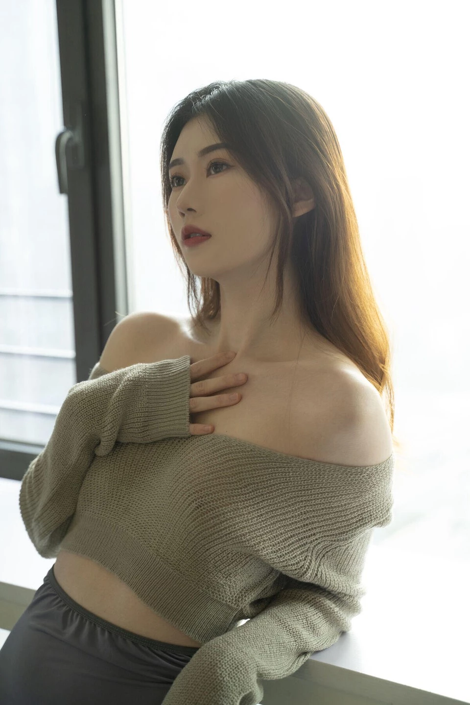 漂亮的毛衣妹妹 [50P]