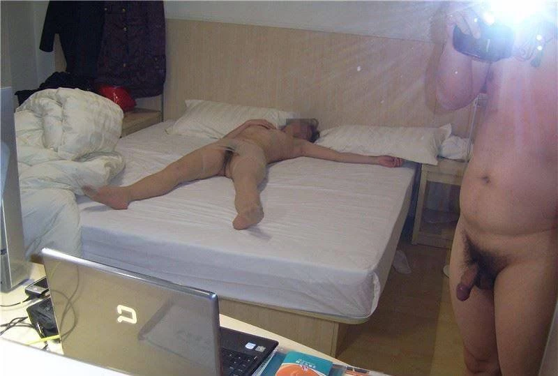 周末约单男一起疯狂一下[14P]