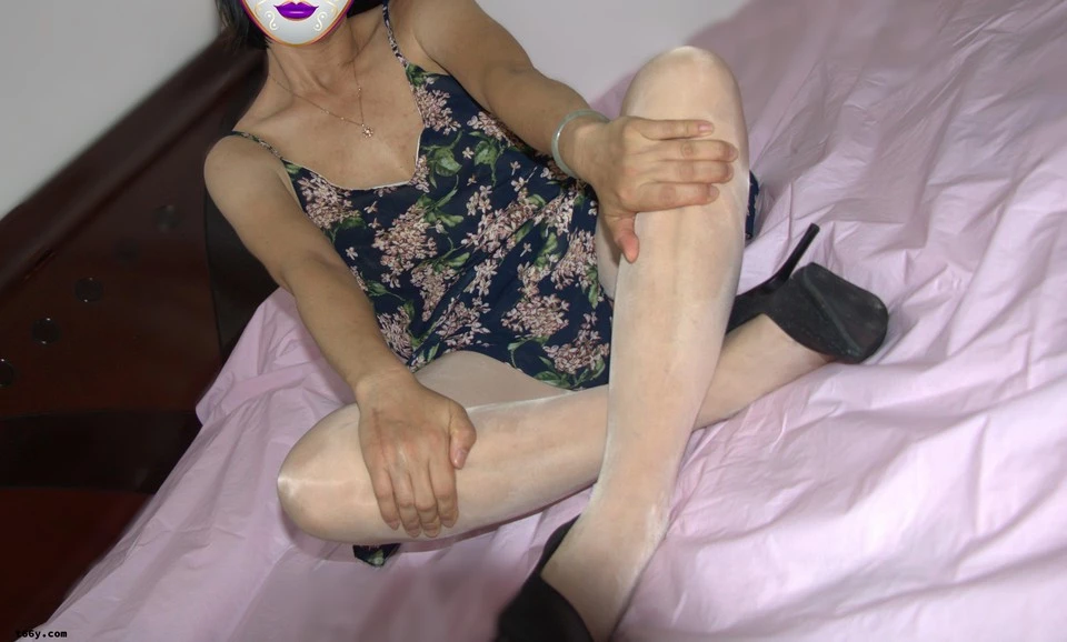 庆祝等级提升再来三套衣服拍摄，拍得不好请见谅，附衣物和手写ID[21p][20P]