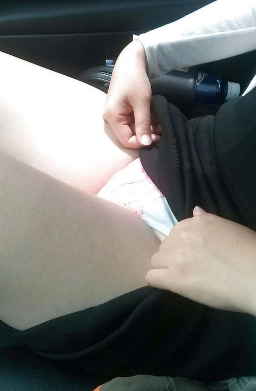 女友好几次在车上脱内裤对我有所暗示[11P]