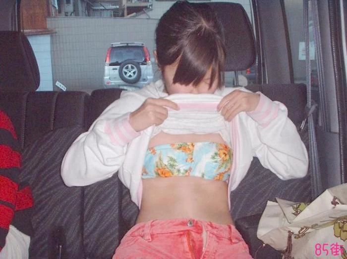 年幼小妹妹把衣掀[18P]