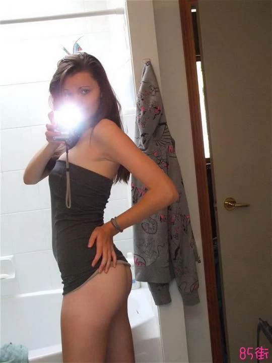 小妮子对自己的身材爱不释手，其实我也蛮喜欢的///[44P]