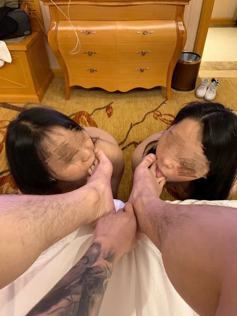 双飞精品母佝很快乐 [10P]