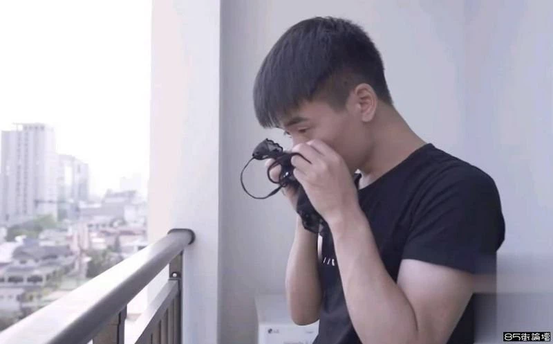 小伙偷闻淫荡女邻居的性感内裤[13P]