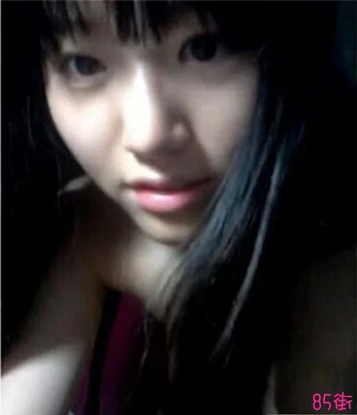清纯95后少女闺房里私密自拍[18P]
