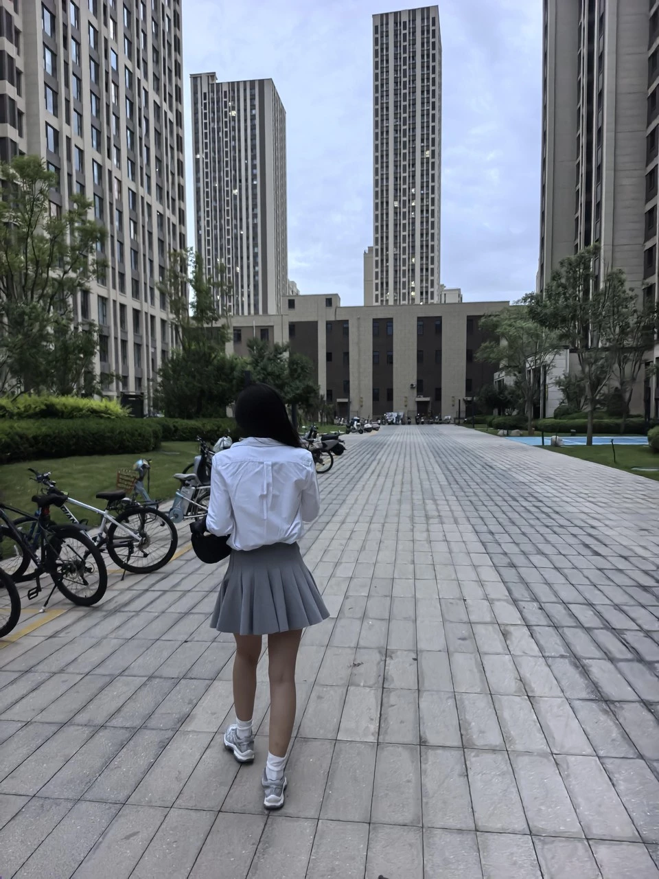 今日投稿，老哥带娇妻玩漏出[18P]