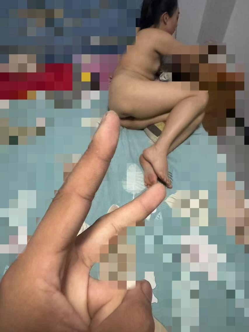 接盘侠的骚妻，被十余人干黑的骚逼！[26P]