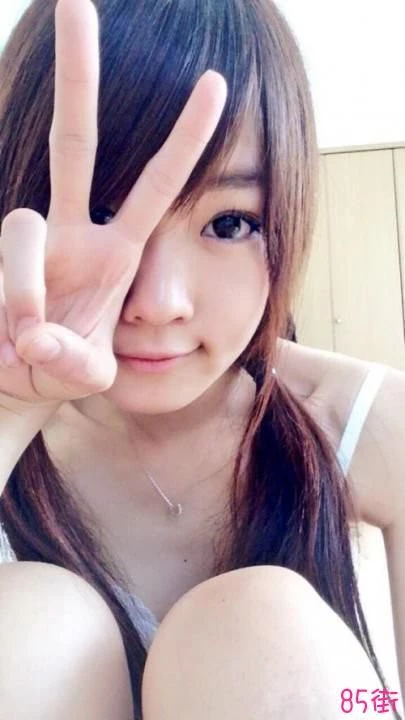 粉嫩小萝莉的自拍，粉嘟嘟的小咪咪快要成熟了~~[28P]