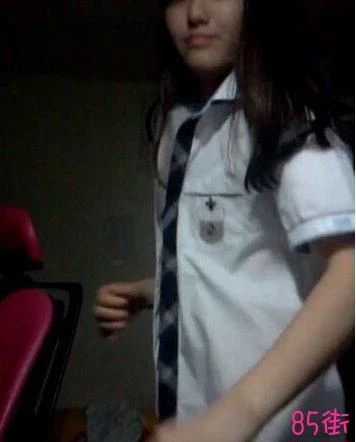 超清纯女神级学生妹剥校服挑逗男友[27P]
