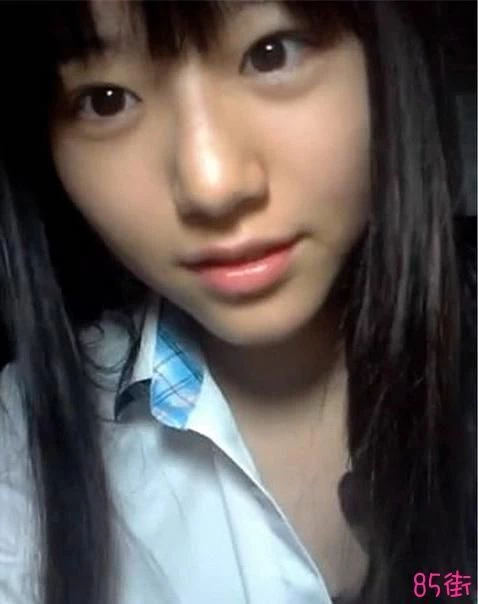 清纯95后少女闺房里私密自拍[18P]