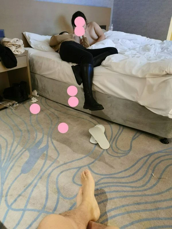 第一次之旅，娇喘不断，艹人妻和她的单身闺蜜，后来悄悄约她闺蜜干，抓怕差点被发现，已更新，求精，申精2V[13P]