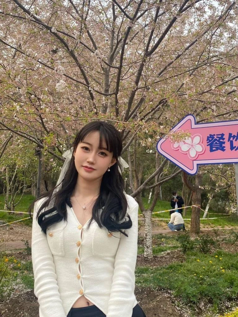 喜欢吃鸡颜射，顺便征求这个妹子全套视图[29P]