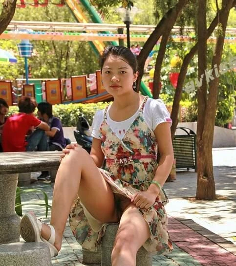奔放少妇游乐场露出[22P]