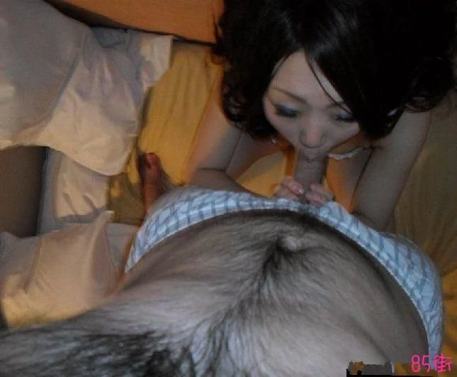 高挑美眉，身着红色诱惑黑丝女警玩制服![11P]