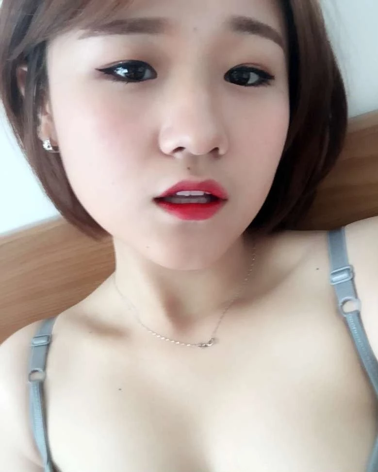 小奶头小嘴的妹子，还有生活照哦11P[11P]