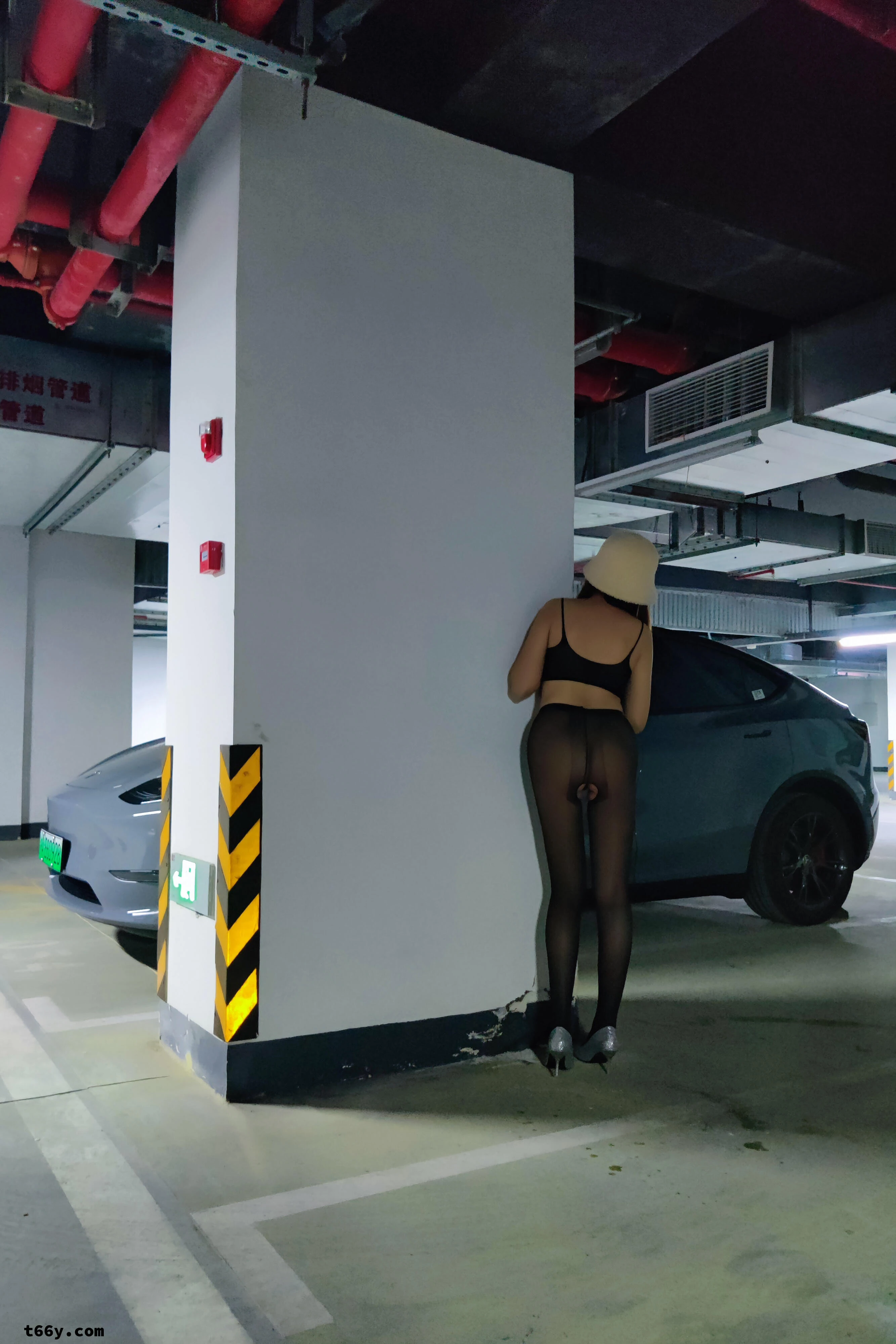 [原创]娇妻的大长腿之地下车库+男厕所双重露出刺激，最后回家内射！另寻单男！[48P]