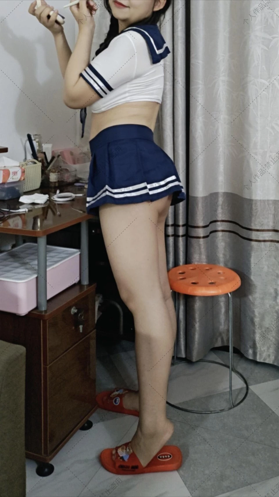 老婆情绪高涨，身穿学生装，真假阳具齐上阵伺候，物品认证[23P]