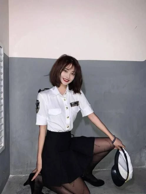 巴黎世家制服丝袜的诱惑 [11P]
