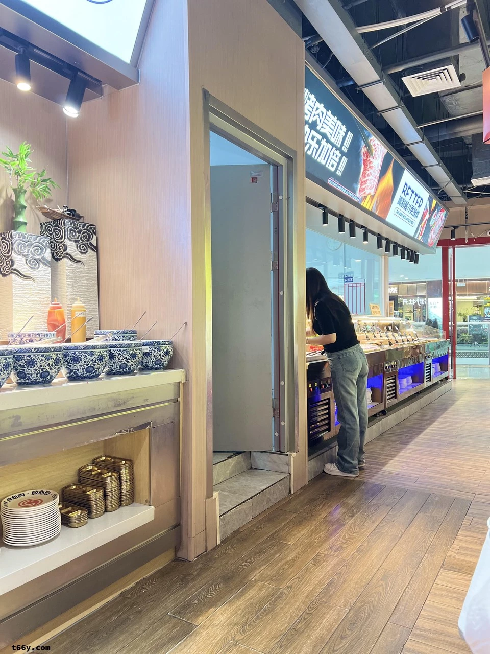 分享第二贴：我青梅竹马熟妇的极品鲍鱼穴后入炮架，全程喜欢主动幻想被大粗屌插入啪啪感受，轻轻舔鲍鱼就颤抖高潮了，欢迎狼友点赞留言交流，骚妇喜欢看狼友淫言荡语的评论[12P]