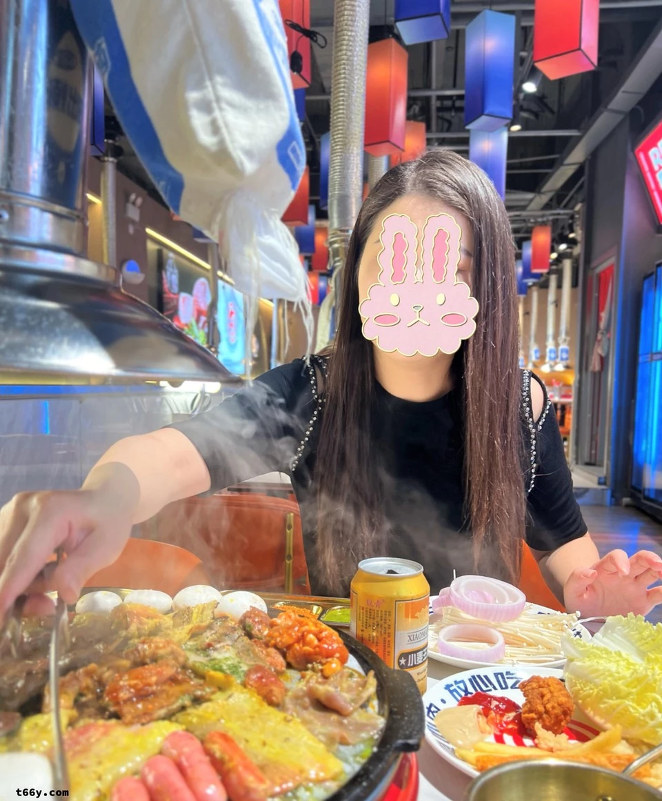 分享第二贴：我青梅竹马熟妇的极品鲍鱼穴后入炮架，全程喜欢主动幻想被大粗屌插入啪啪感受，轻轻舔鲍鱼就颤抖高潮了，欢迎狼友点赞留言交流，骚妇喜欢看狼友淫言荡语的评论[12P]
