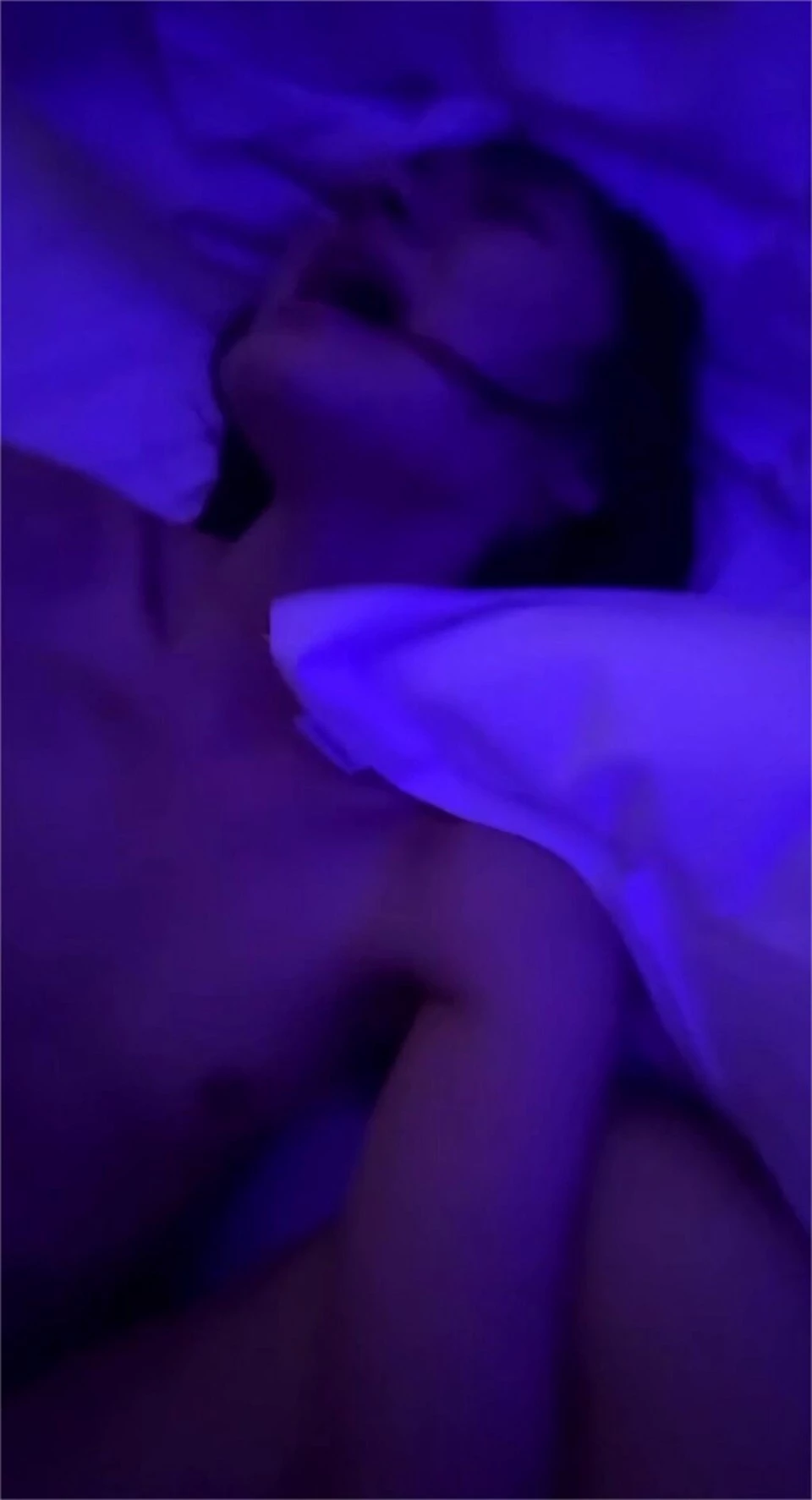 高颜值王者反差婊女友，舔着你的蛋，嗦你的牛子，风骚地看着你[21P]