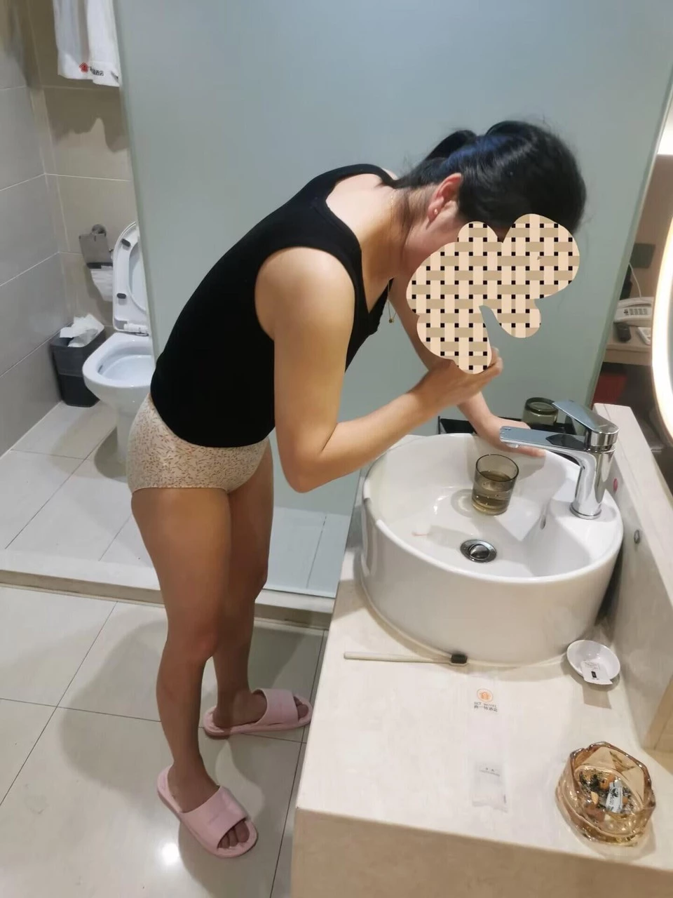 老哥分享结构完美的骚妻[33P]
