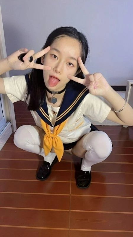 情趣内衣，制服丝袜，撅起屁股，漏出大奶，摆出M腿[12P]