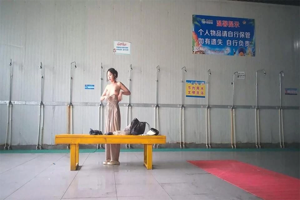契约兽为了完成主人任务去女澡堂自拍[13P]
