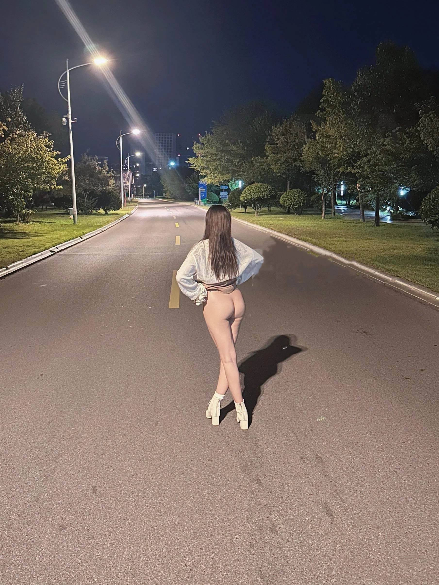 展示她的摆姿技巧时，每个人都会感到兴奋。[23P]