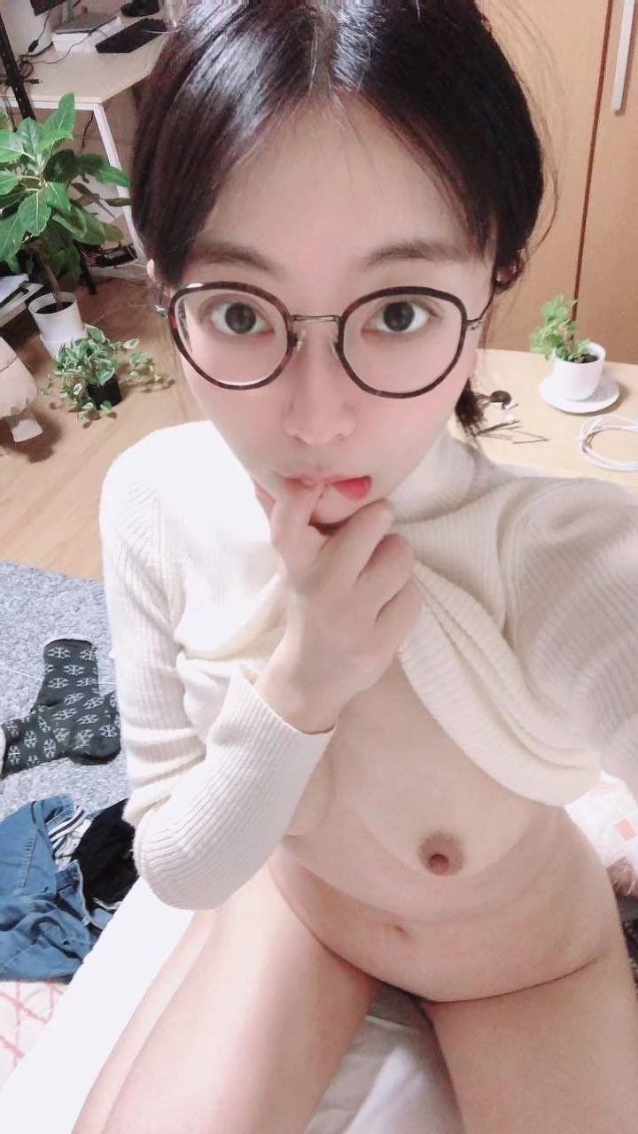 看似乖巧的女同事～想不到这么骚[10P]