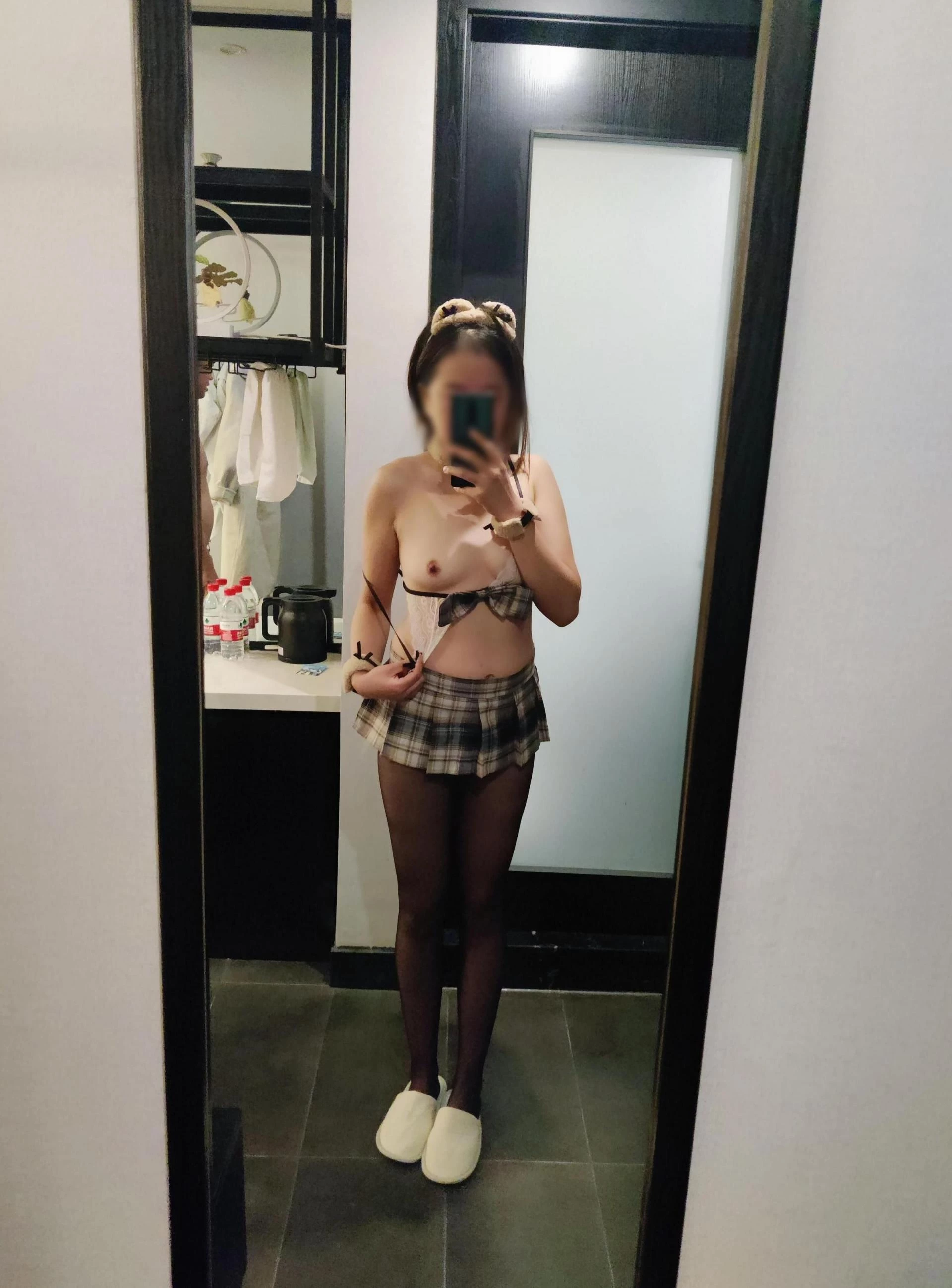 制服学生妹居家大胆自拍[10P]