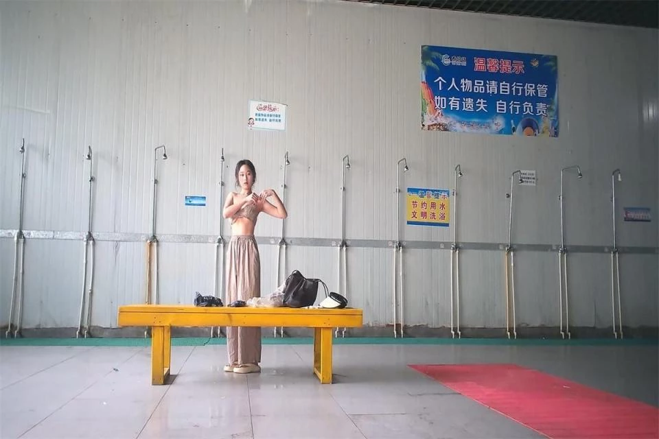 契约兽为了完成主人任务去女澡堂自拍[13P]