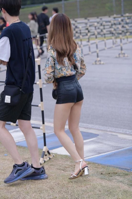 月牙臀 大长腿好凶 [17P]