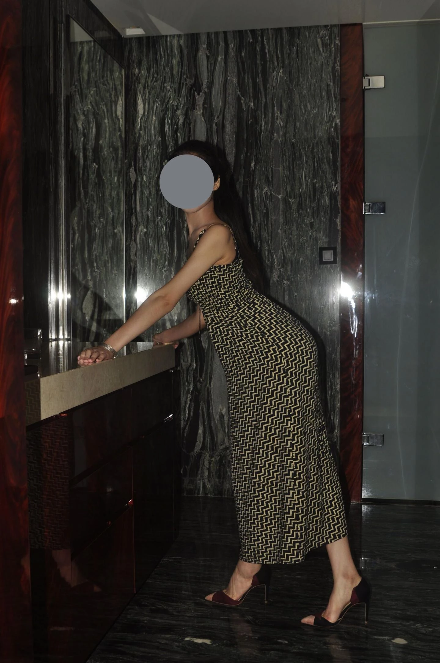 小家碧玉的熟女，长得像你二嫂子对吗？展示她自己的裸体和逼[35P]