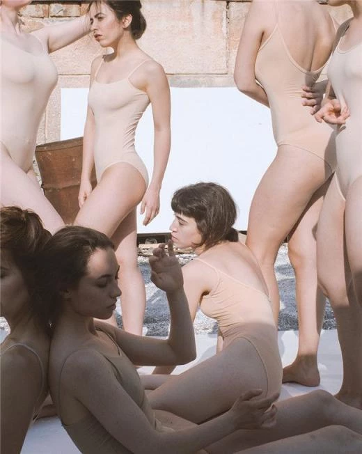 [分享美色] 与光共舞的女孩们 [19P]