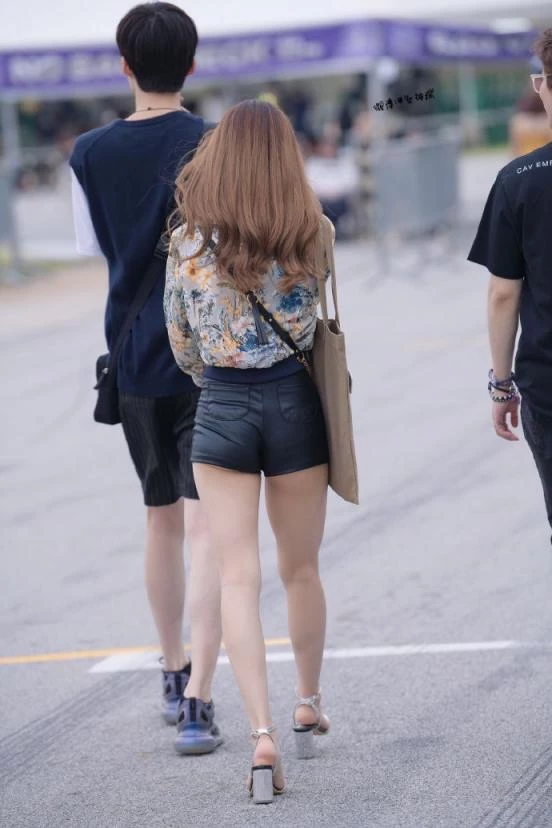 月牙臀 大长腿好凶 [17P]