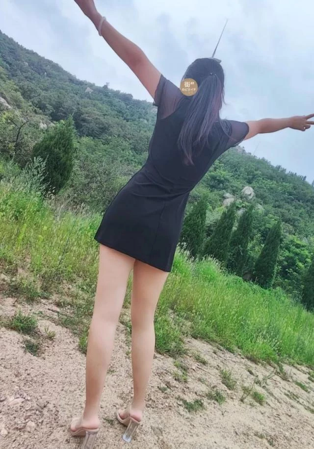 露出成癖，连衣服都扔了,弄得满山骚味[10P]