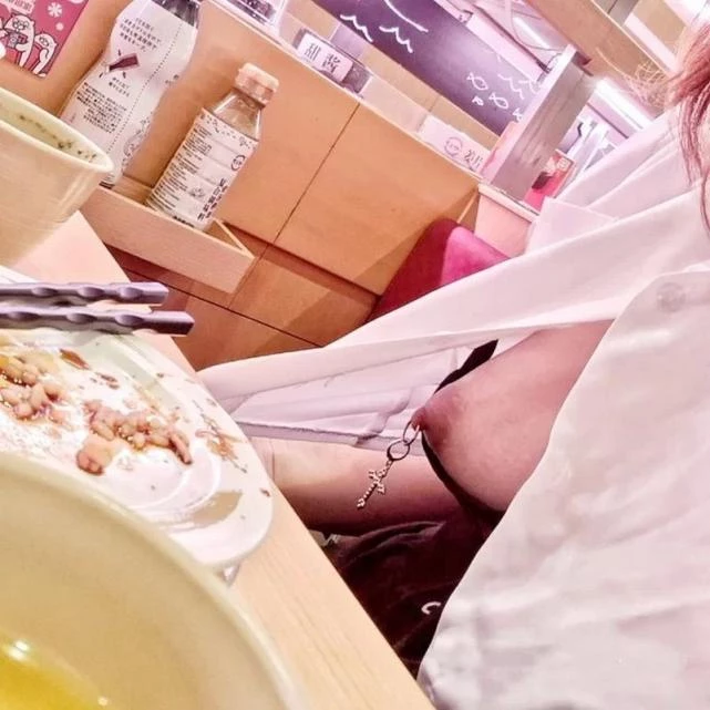 带乳环奴妻真空出行[14P]