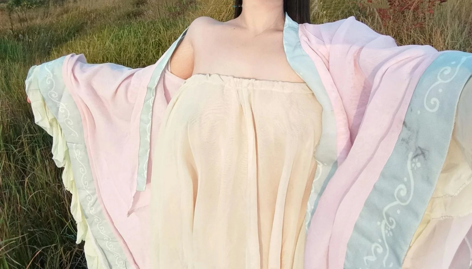 饥渴的骚货穿上汉服就上后山草丛中脱光等男人交配了，[30P]