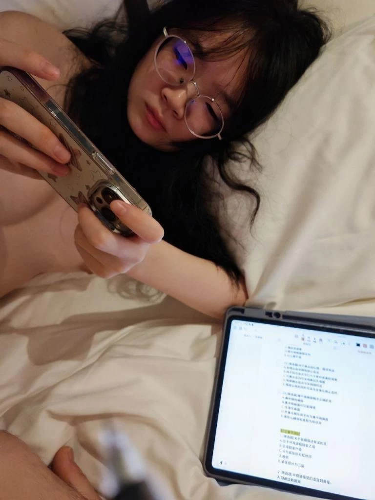 戴眼镜的女大学生[12P]