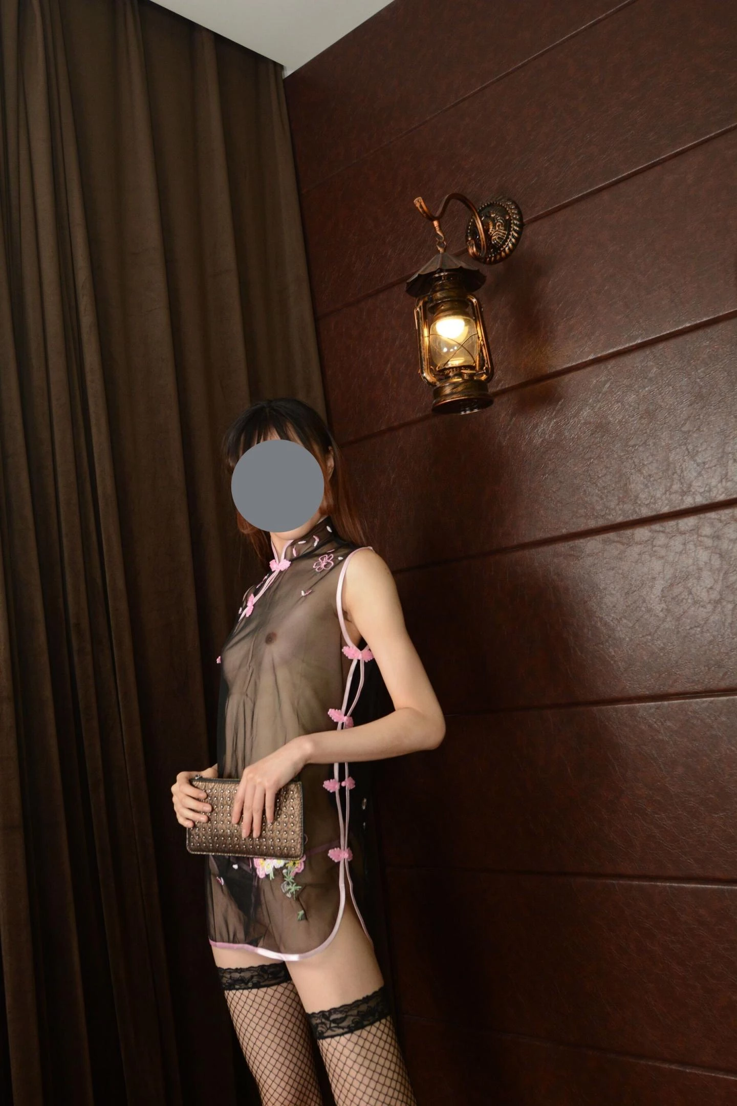 骚逼嫩妹第一次 出来搞钱，让她换上情趣透视装拿个包装钱摆个造型，然后去洗一下，在床上张开双腿逼翘起特写[43P]