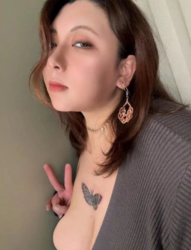 青青蝴蝶胸前纹,专做淫荡胯下人![13P]