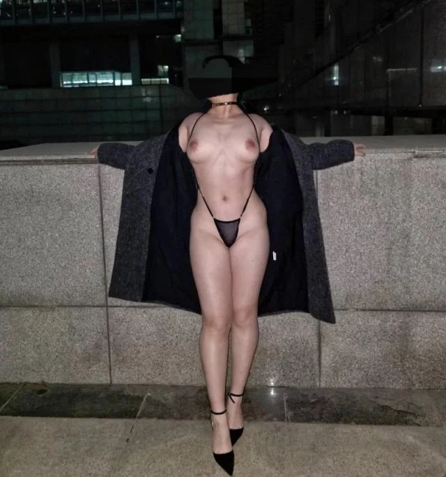 肉臀荡妻深夜闲游[11P]
