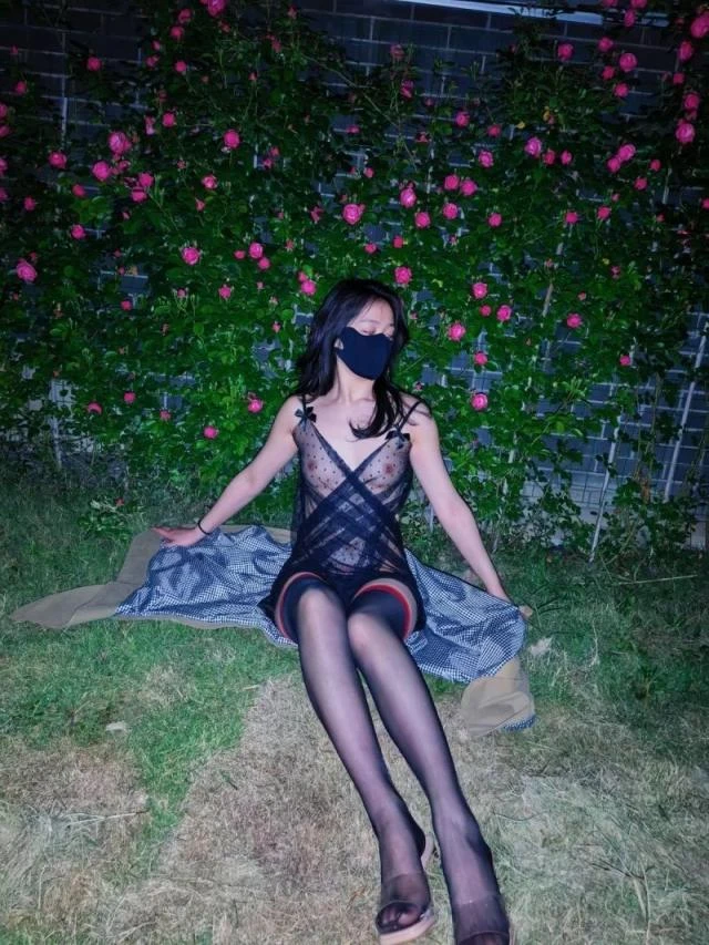 浅花迷人！00后女友的户外花穴展[18P]