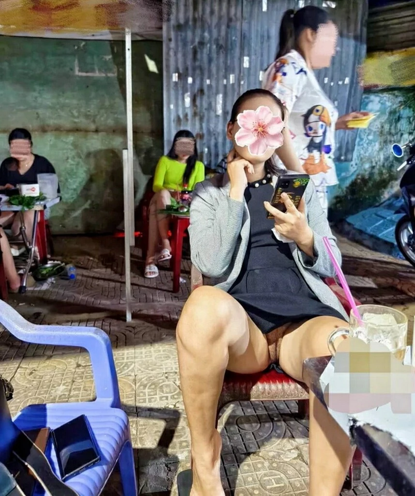 不穿内裤的少妇～很喜欢露出鲍鱼 [10P]