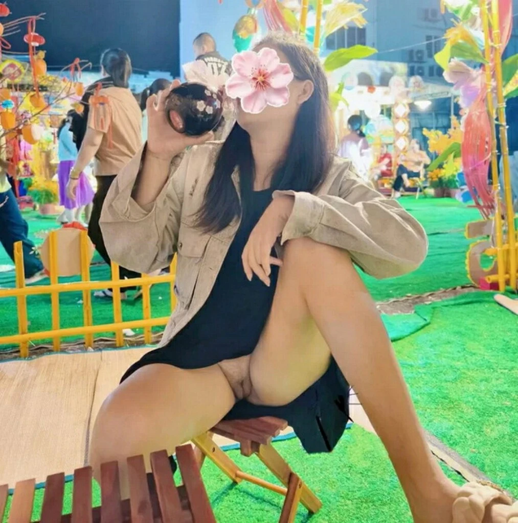 不穿内裤的少妇～很喜欢露出鲍鱼 [10P]